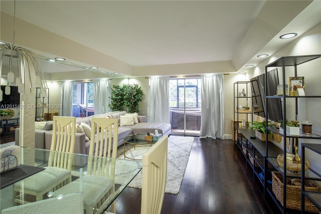NOVA GARDENS CONDO - Residential