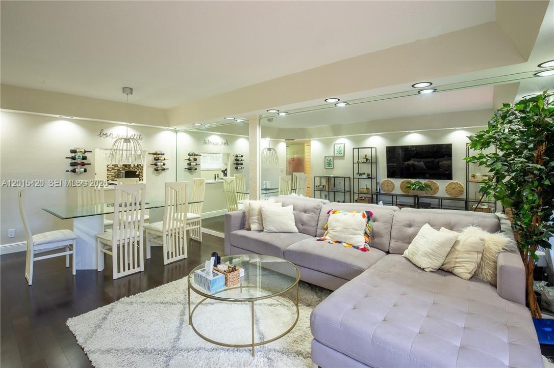 NOVA GARDENS CONDO - Residential