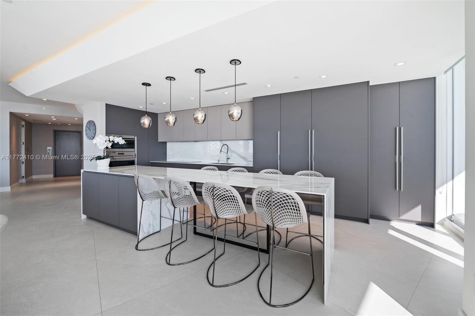 MAJESTIC TOWER - Residential