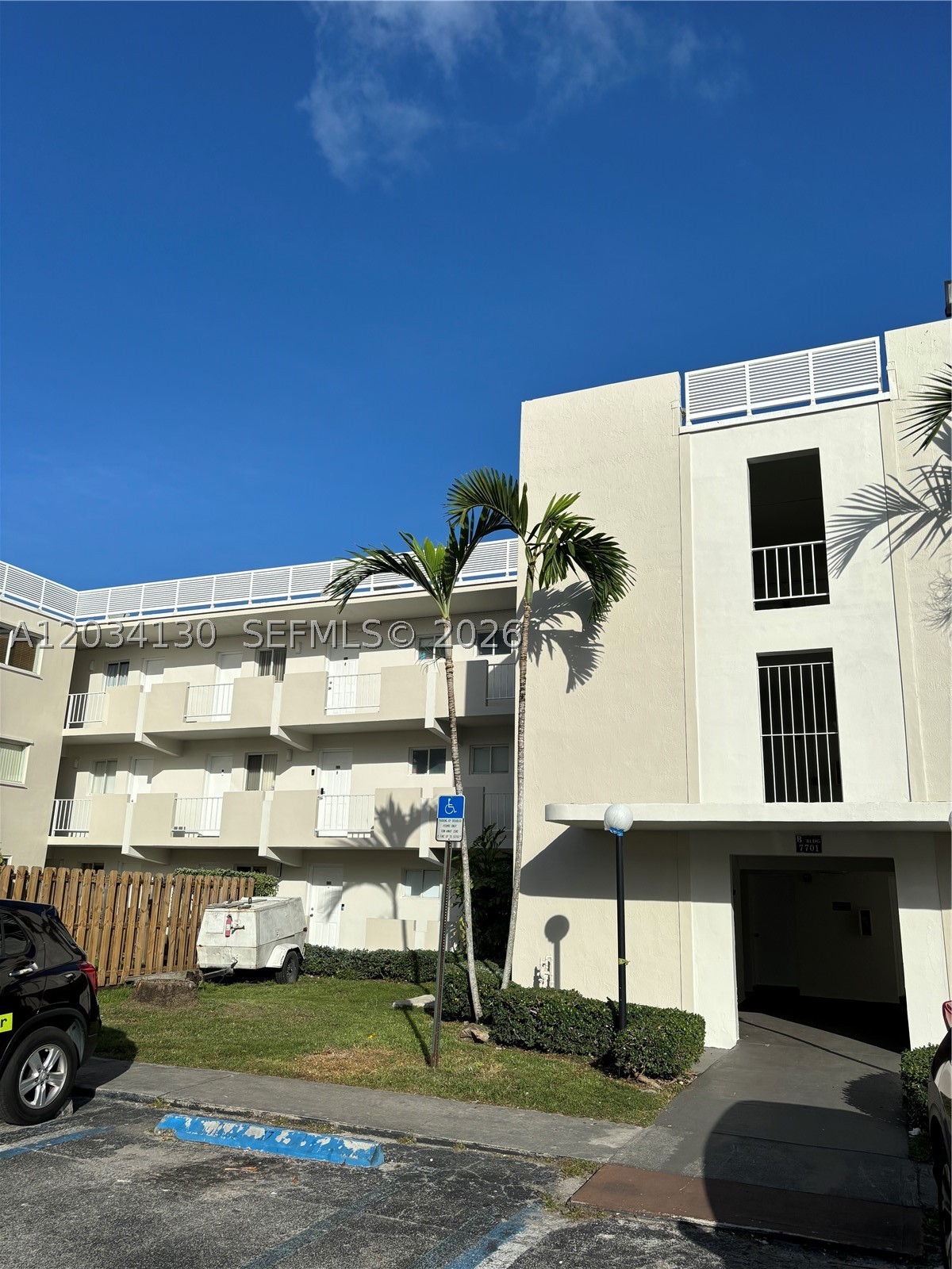 Great location! Spacious 1-bedroom apartment conveniently located just minutes from Dadeland Mall, major shopping, dining, and entertainment. Within close proximity to bus and Metrorail stations, offering easy access throughout Miami. Quick access to SR-826 makes commuting a breeze. Enjoy being surrounded by restaurants, services, and everyday conveniences in one of the area’s most desirable locations.
