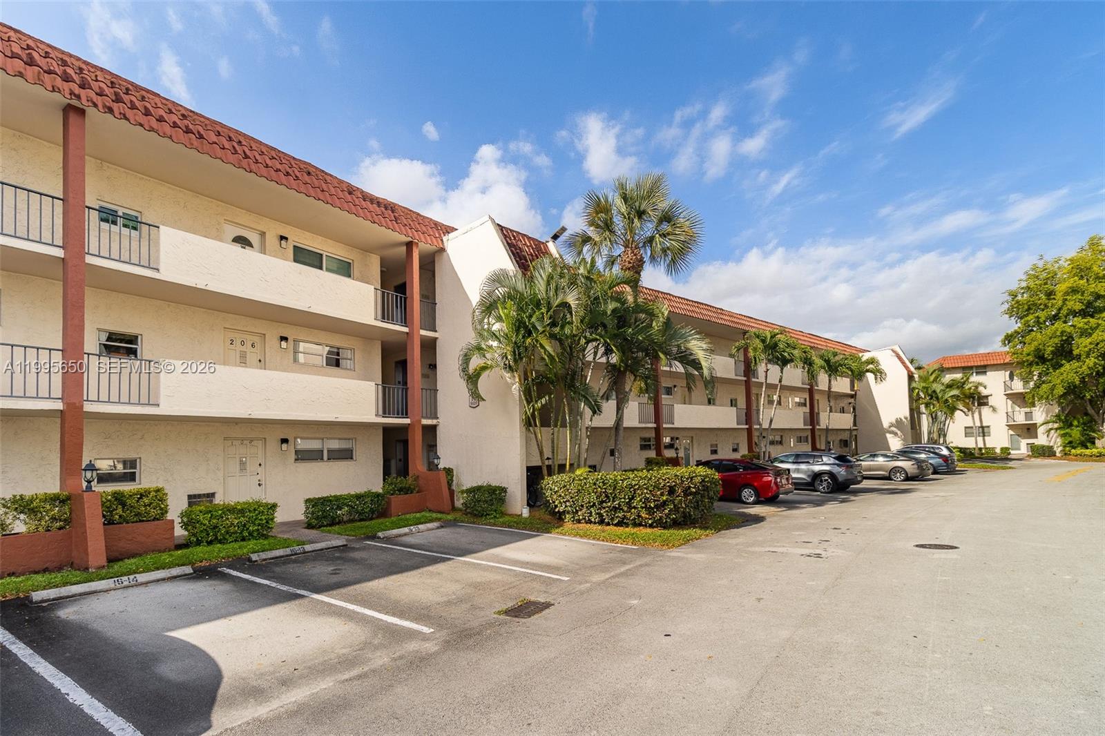 HOLLYBROOK GOLF AND - Residential