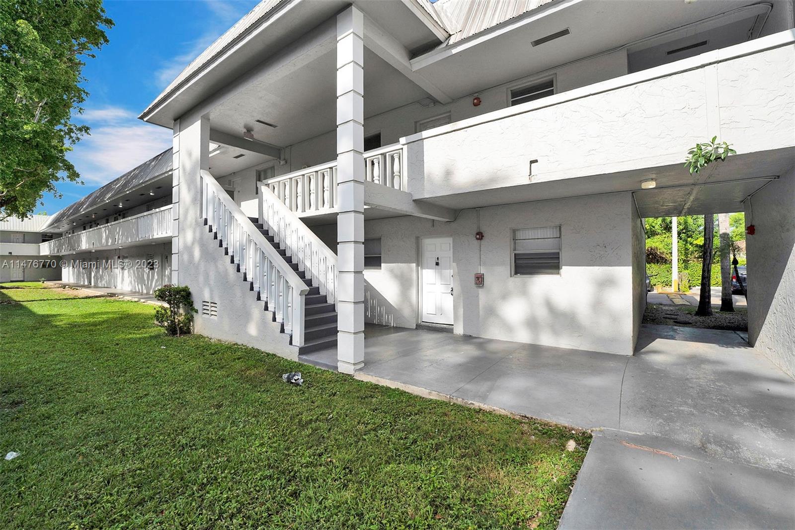 Excellent location in Palmetto Bay with excellent schools. Walking distance to plaza's, US1, Car dealerships,
supermarkets. 2/1 fully renovated with new kitchen,blinds, bathroom, appliances, microwave and AC. Ready for a tenant. Two assigned parking spots. NO Washer and Dryer in Unit, No Dishwasher. NO PETS. PLEASE ASK YOUR REALTOR TO ALLOW SHOWING. LANDLORD REQUIRES RENTER'S INSURANCE.