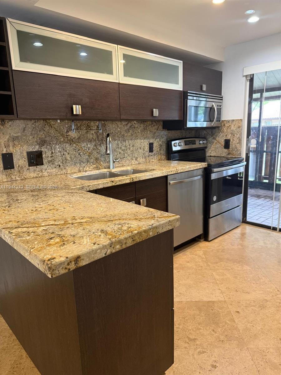 This one-story villa features granite countertops in the kitchen and bathrooms, along with marble flooring throughout, an in-unit washer and dryer, and two assigned parking spaces and an enclosed patio. The community offers a pool and tennis courts and is ideally located near Central Park with walking trails and recreational facilities. Close to schools, shopping, dining, and major highways—comfort, convenience, and nature in one place.