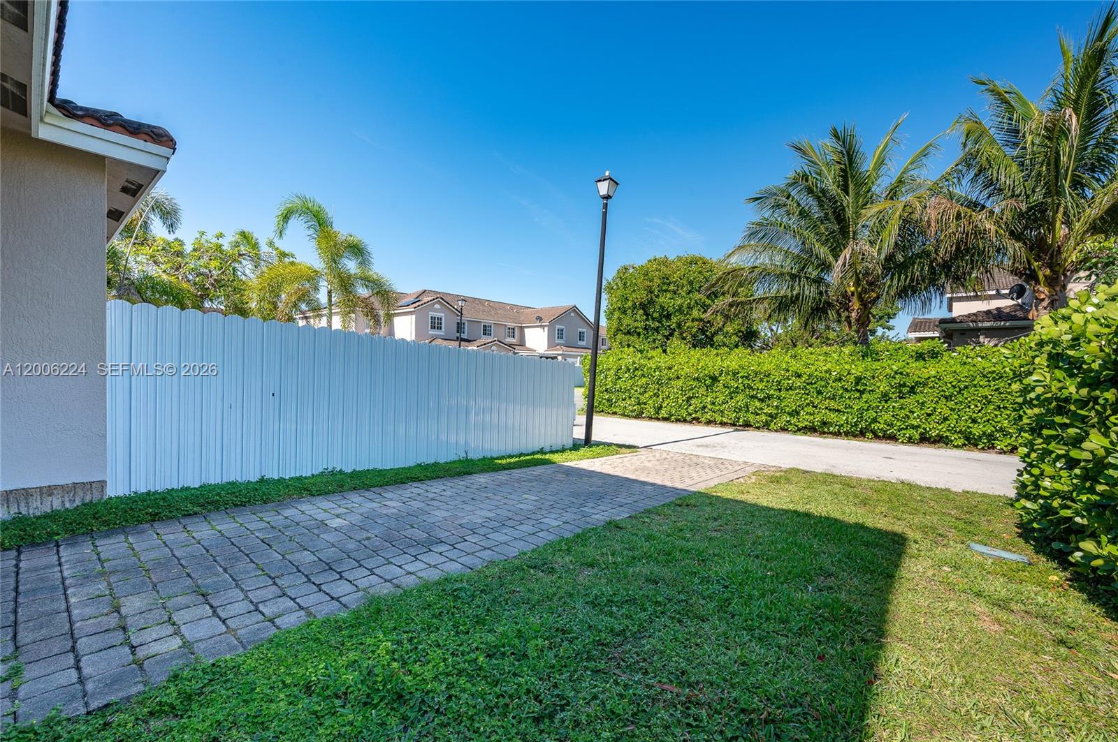 MANDARIN LAKES - Residential
