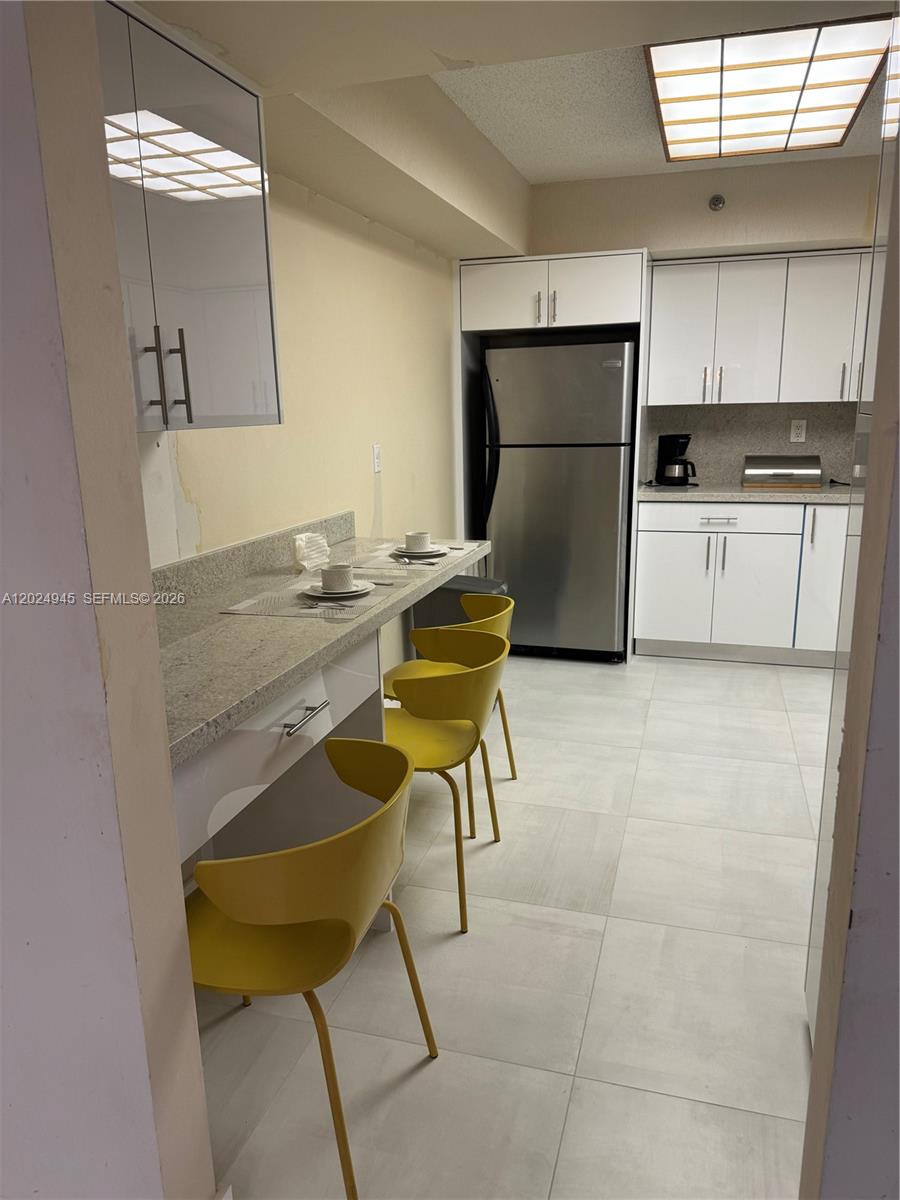 BRING YOUR CLIENTE FOR THIS EXCEPTIONAL RESORT STYLE LIVING. UNIT IS REMODELED. 2/2 , FULL SERVICE BUIDING, FEATURING CONCIERGE, SECURITY, POOL, SAUNA, JACUZZI, FITNESS CENTER, TENNIS, DOG PARK, VALET SERVICE, EV CHARGING STATION, SITE RESTAURANT. MINUTES TO BEAUTIFUL SUNNY ISLES BEACH, AVENTURA MALL, HOUSES OF WORSHIP AND MORE.