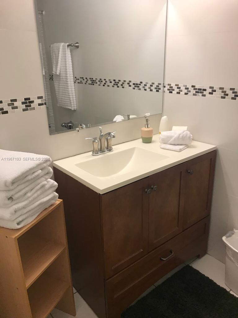 DIPLOMAT GOLF & RACQUET C - Residential