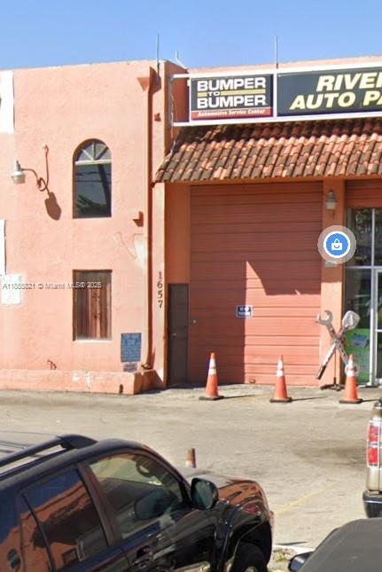 Industrial warehouse in a prime location in Hialeah. Several offices and restrooms are located on the property. Feel free to request more information via email, phone call, or text message. . Recently painted and clean, ready to start your business. For rent or sale.