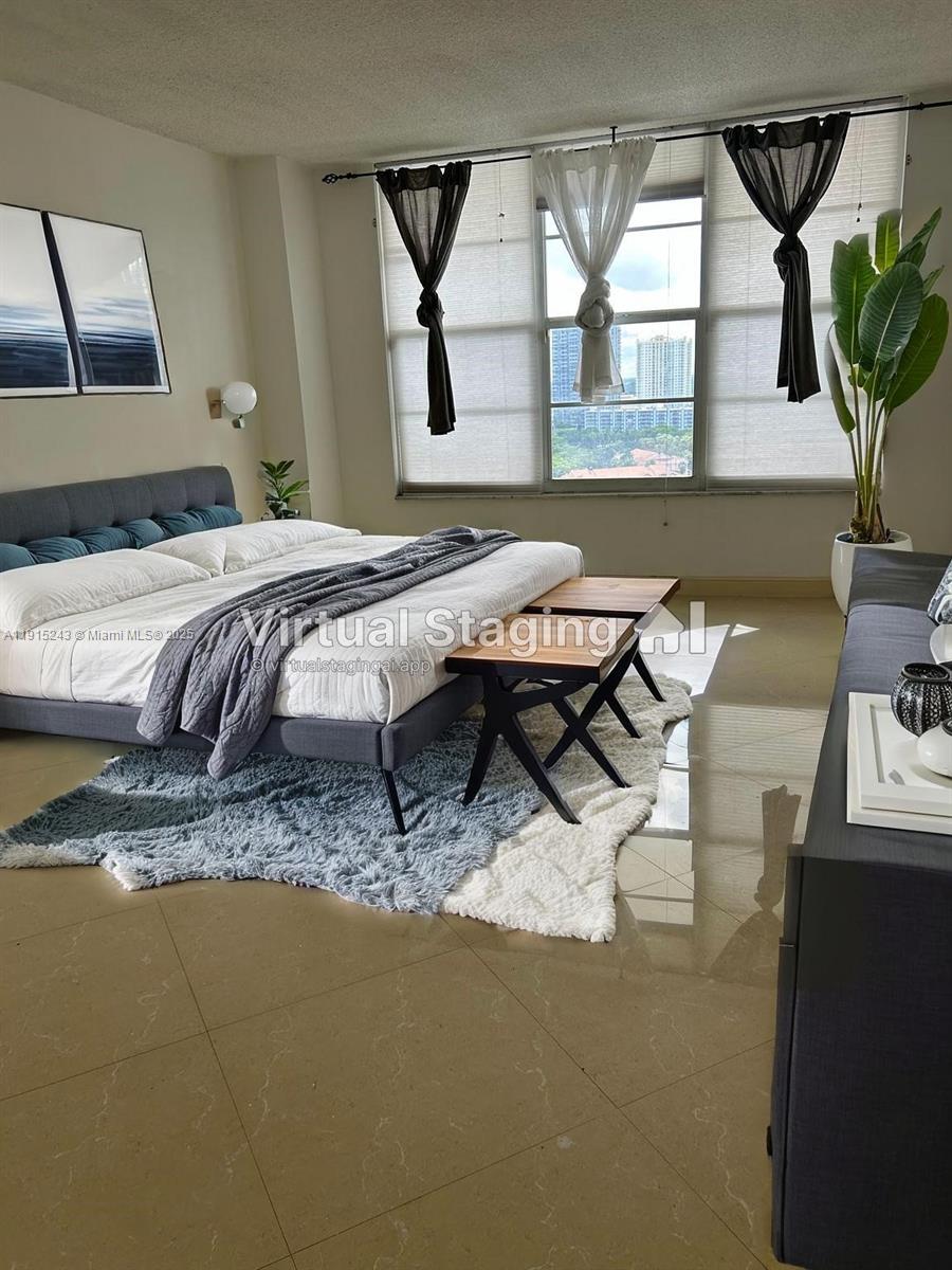 HALLMARK OF HOLLYWOOD CON - Residential
