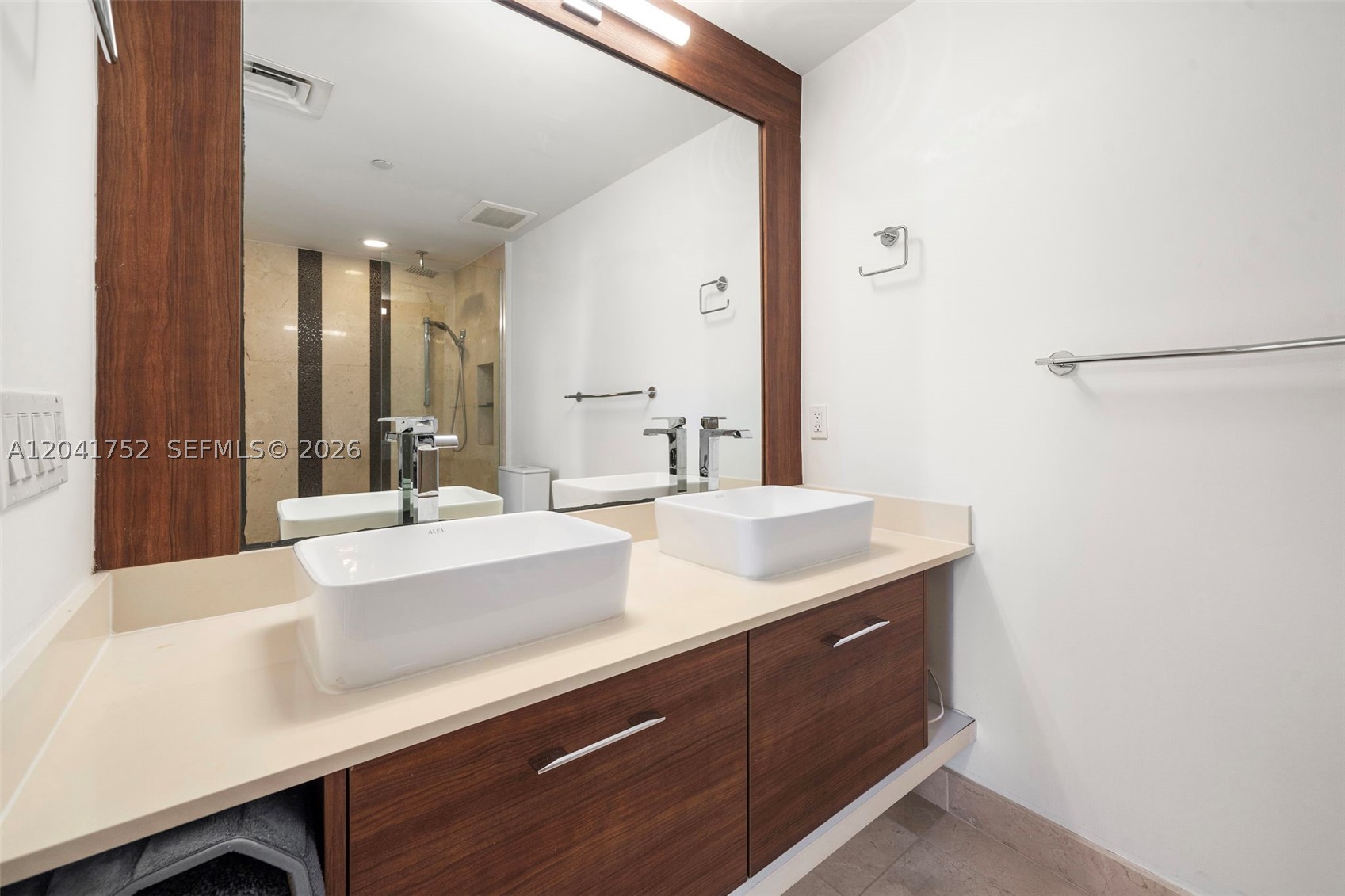 THE CRIMSON CONDO - Residential