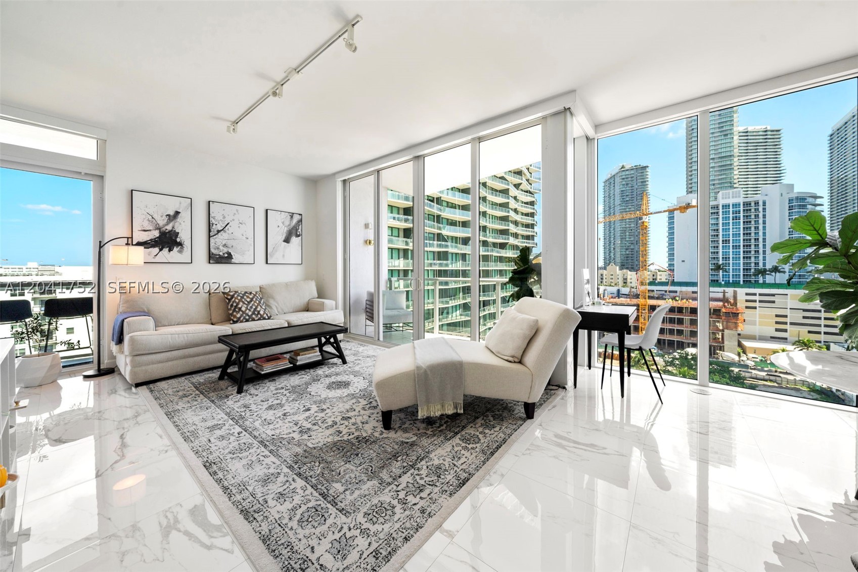 THE CRIMSON CONDO - Residential
