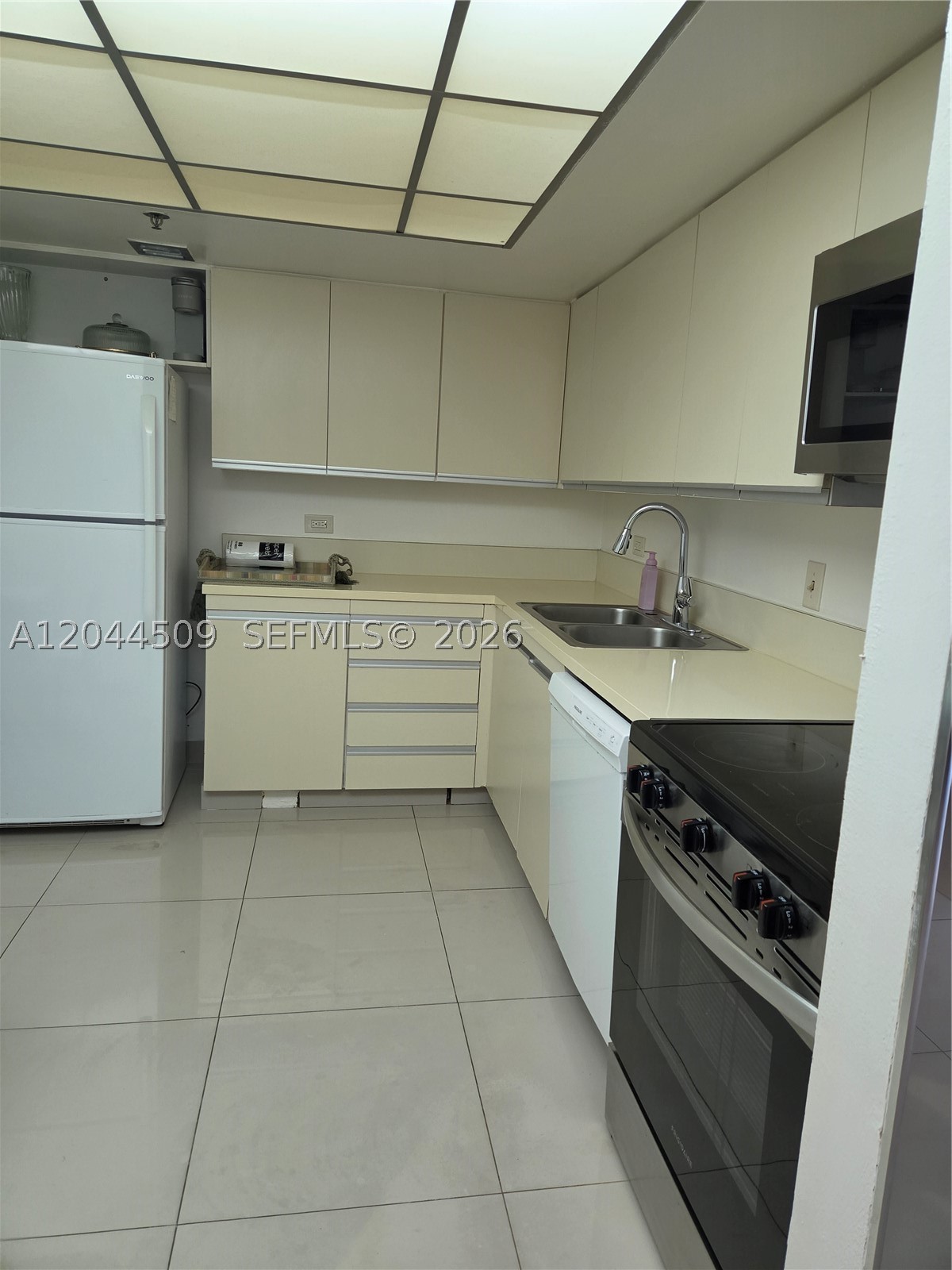 SUMMIT CONDO - Residential