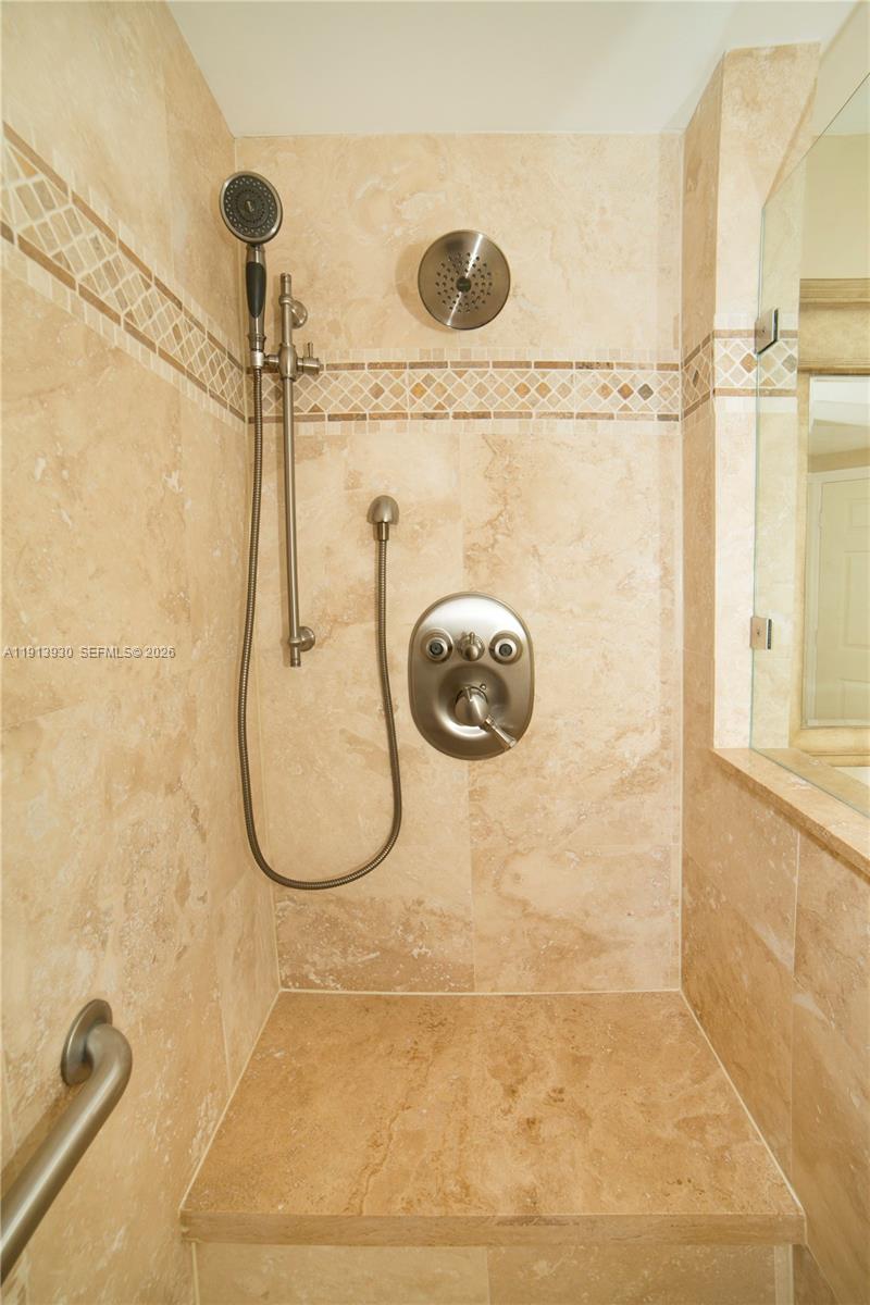 PORTO BELLAGIO CONDO - Residential