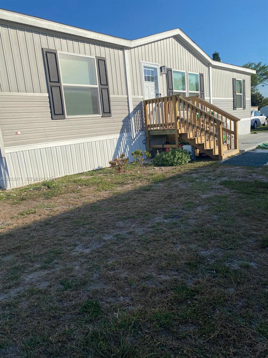 Beautiful brand new manufactured home offering 3 bedroom and 2 bathroom with approximately 1,264 SqFt of living space, open concept layout with moder kitchen, stainless steel appliances, spacious and brand new washer & dryer incluided. Spacious split floor plan with everything completely new and move-in ready. Excellet oportunity in a convenient Clewiston location!
