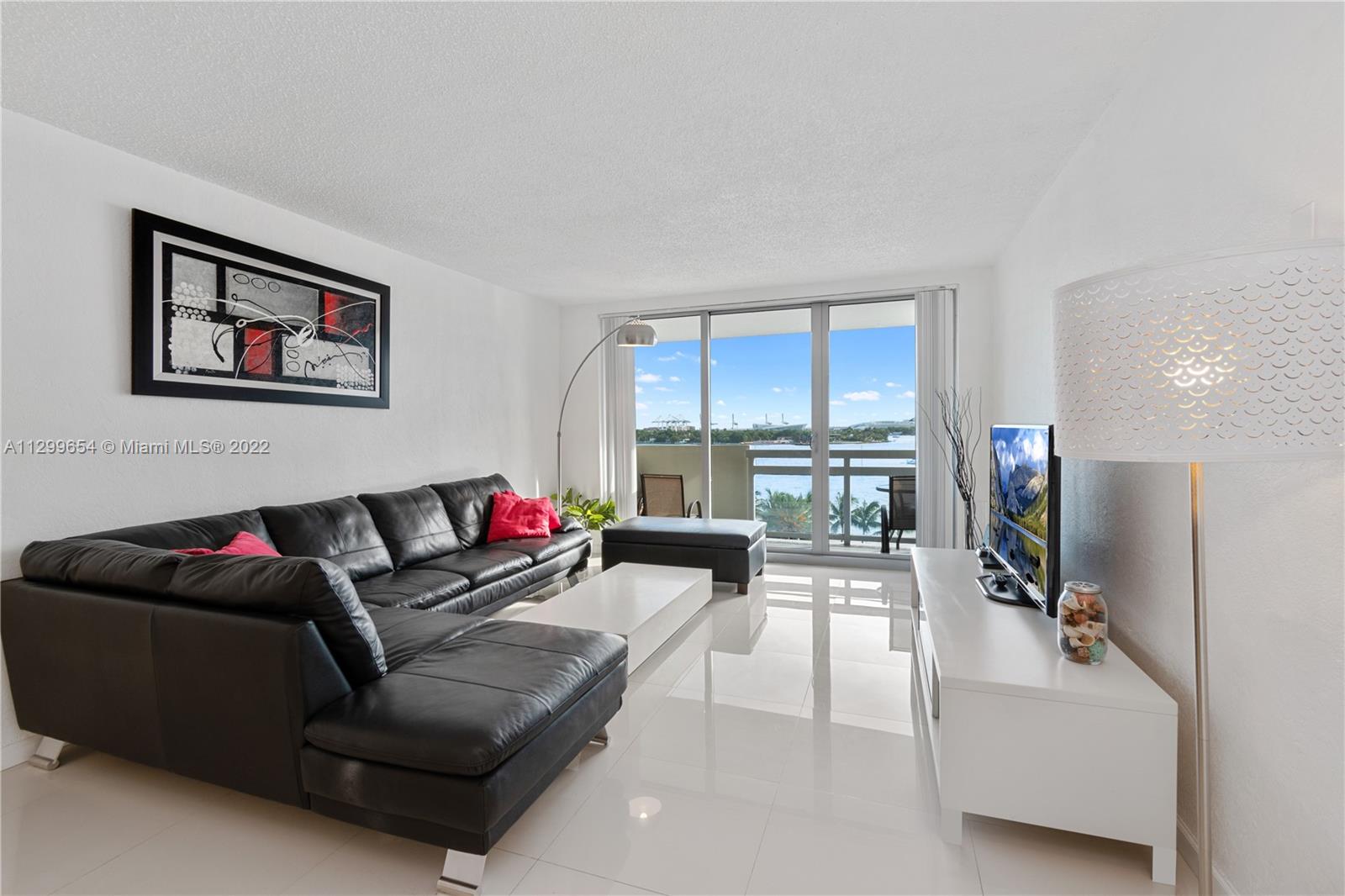 Bright and light apartment on the 8th floor with astonishing view to Downtown Miami and islands. The apartment is fully-furnished, has big walk-in closet, king-size bed in the bedroom. The bathroom has been renovated and has a new bathtub. Washer is inside the apartment. This apartment is perfect for anyone who is looking for a short term rent in Miami Beach. Location is a great advantage - the Whole Foods and Trader's Joe are in walking distance from the Flamingo building, many cafes and famous Lincoln Road. There are gorgeous amenities - two large pools, huge area for walking and chill out areas, new gym with a beautiful view. Short term lease now starting Nov 28th 2022 for 2 months! Wifi and cable is included. Parking is for additional.