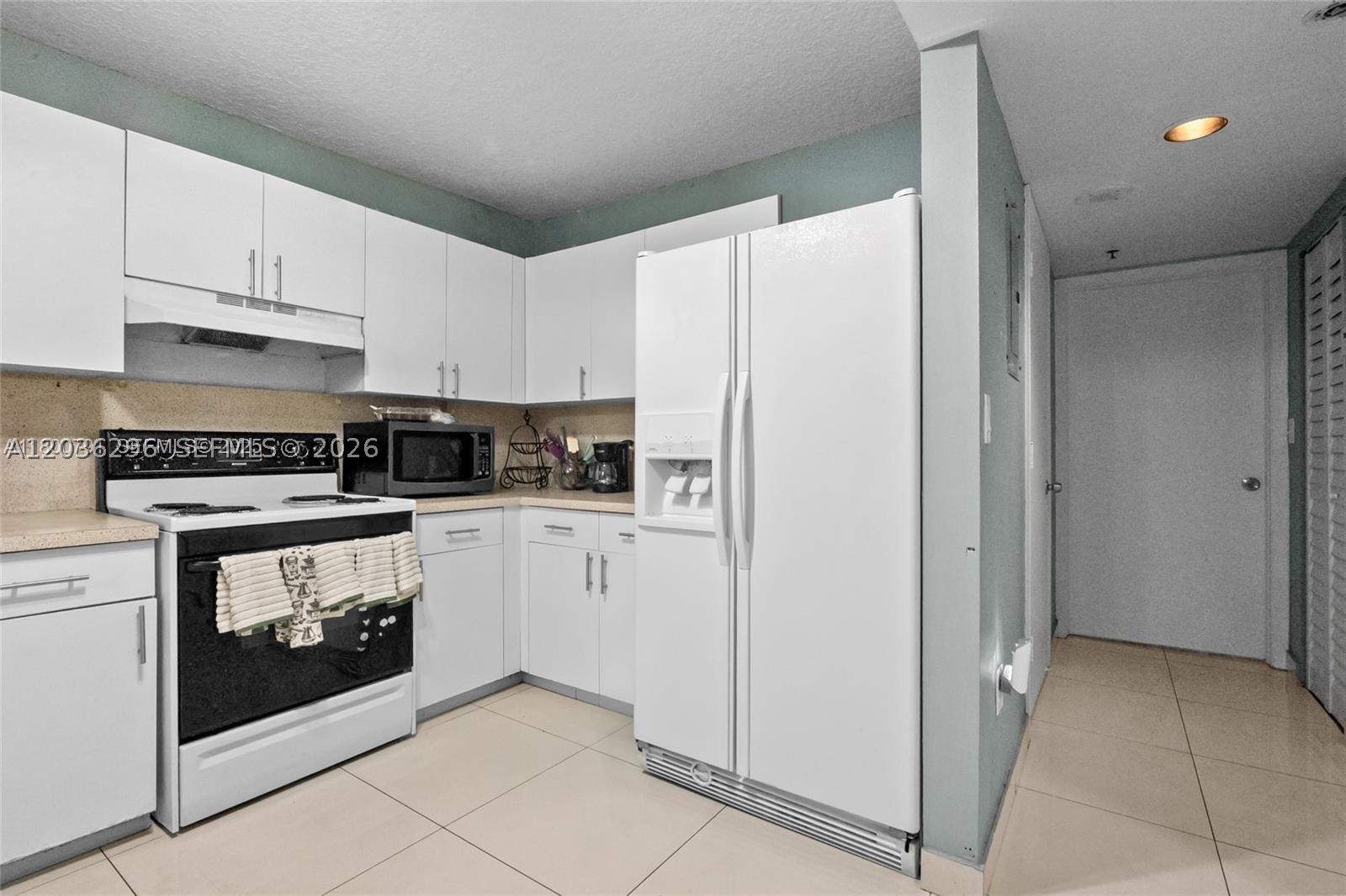 CASA GRANDE I TOWERS COND - Residential Lease