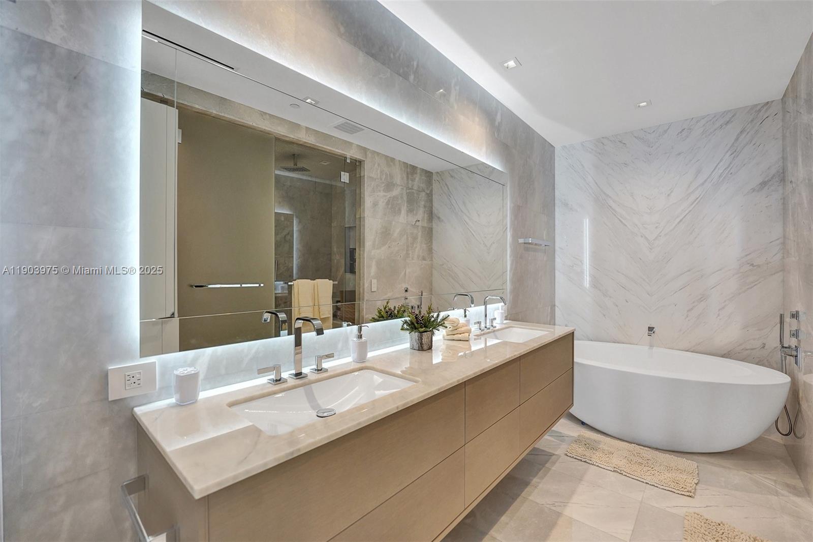 TURNBERRY OCEAN CLUB - Residential