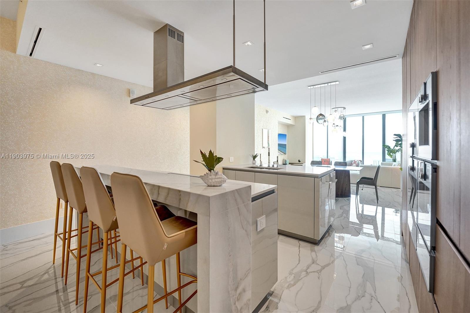 TURNBERRY OCEAN CLUB - Residential