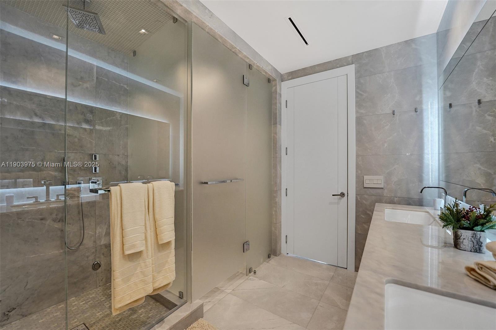 TURNBERRY OCEAN CLUB - Residential