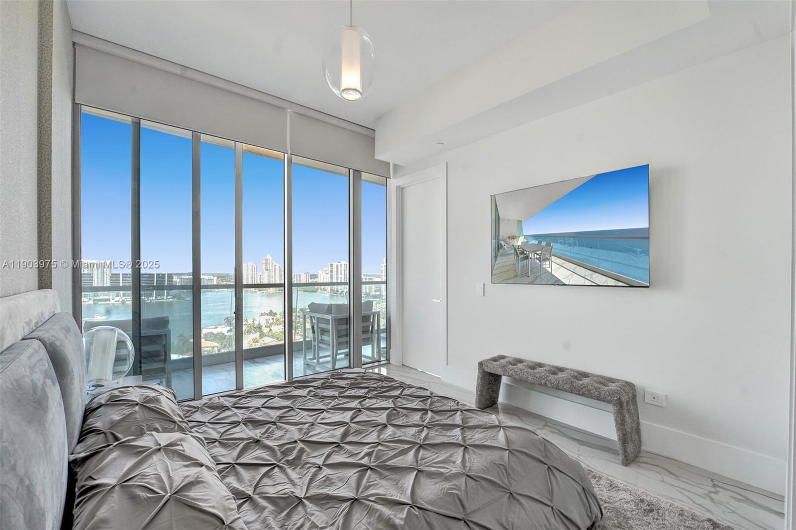 TURNBERRY OCEAN CLUB - Residential