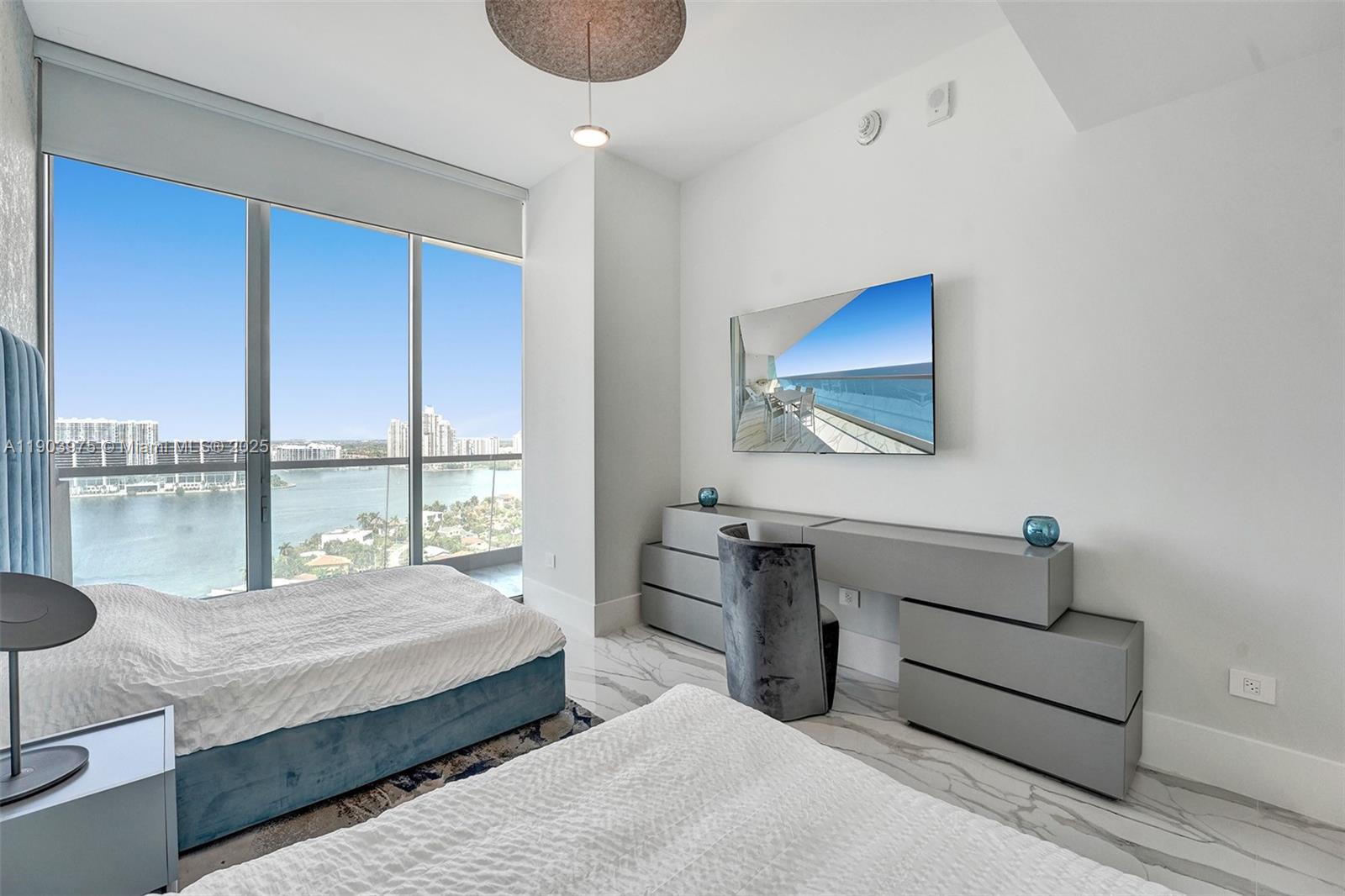 TURNBERRY OCEAN CLUB - Residential