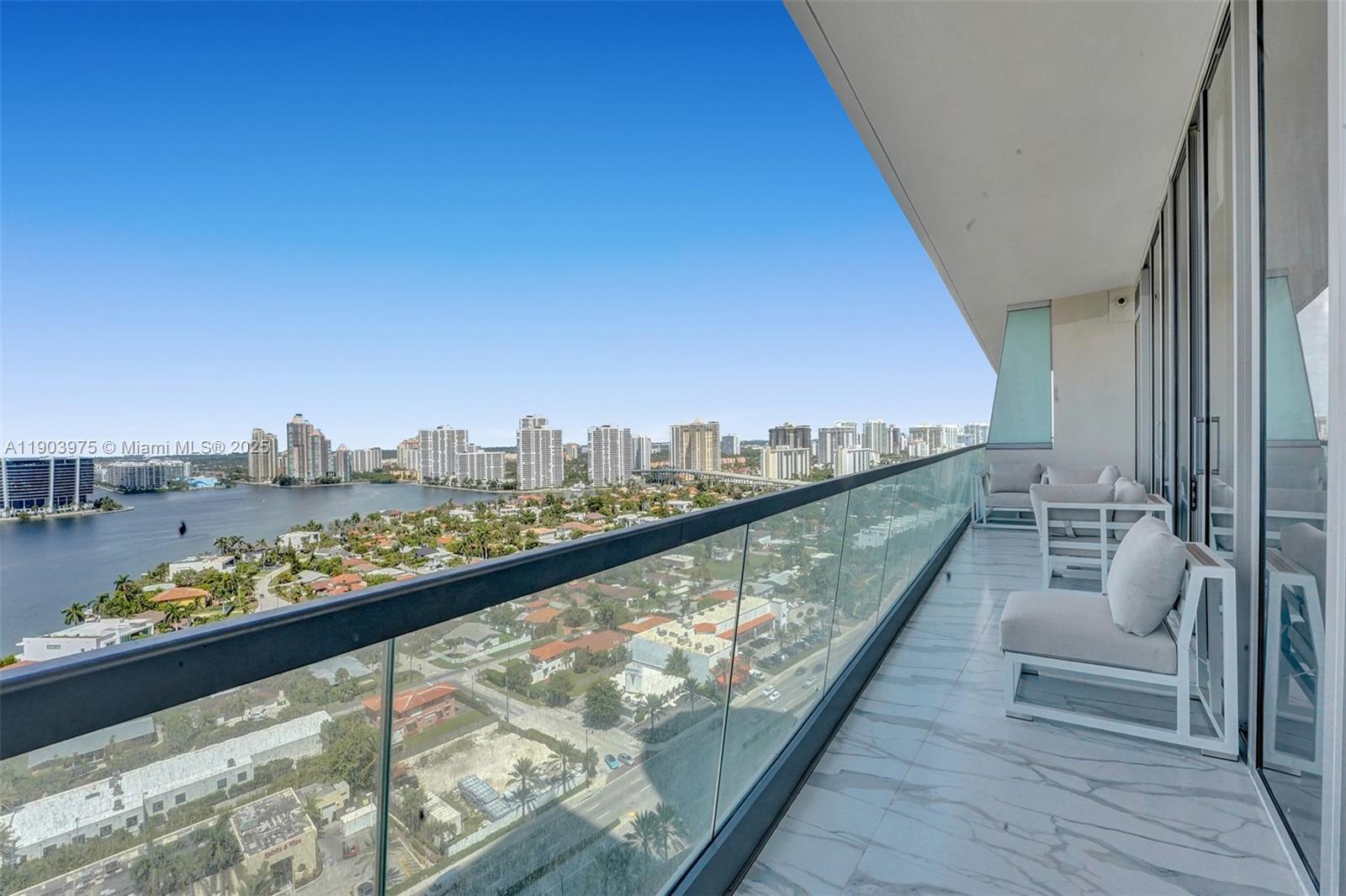 TURNBERRY OCEAN CLUB - Residential