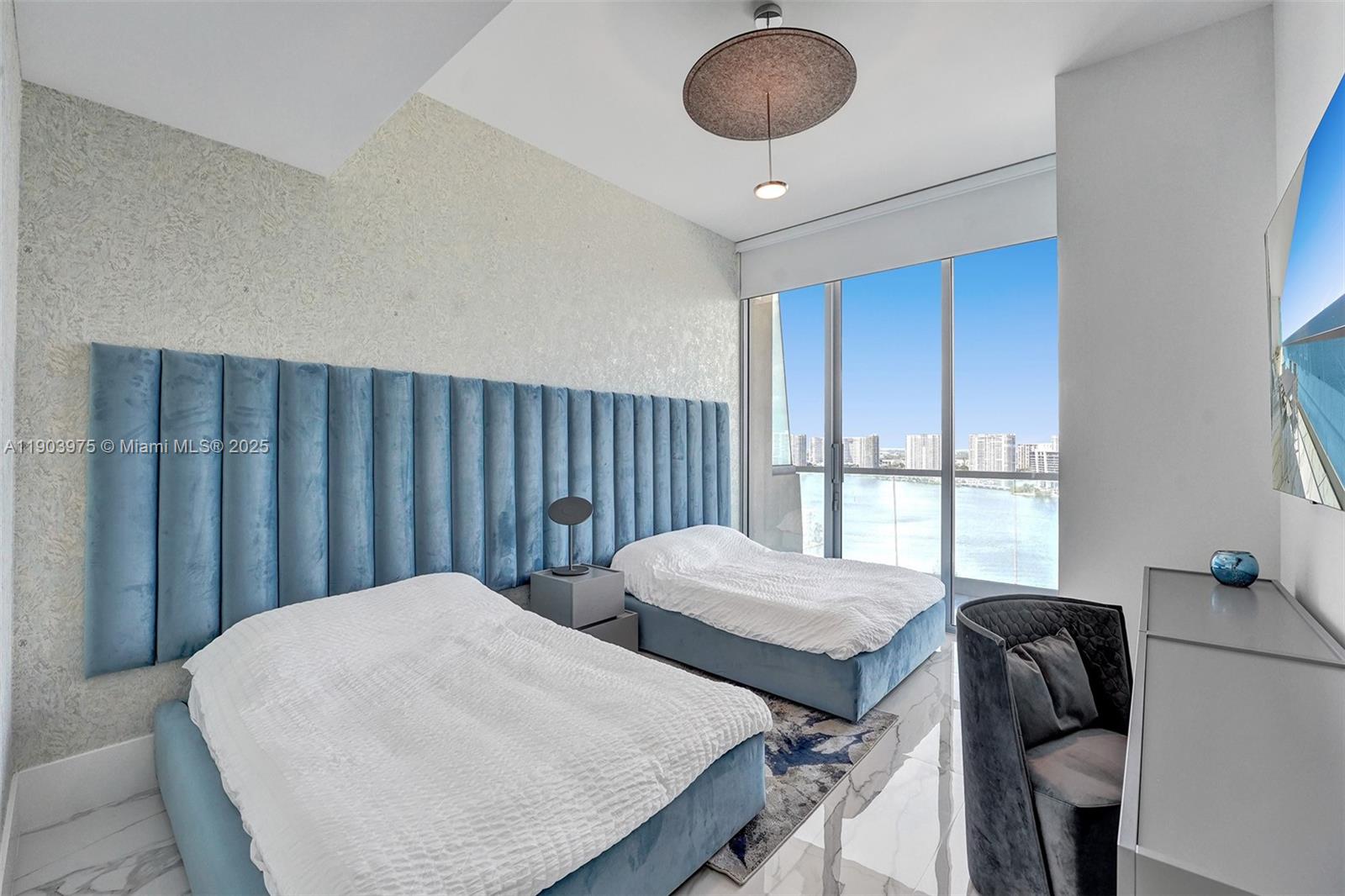 TURNBERRY OCEAN CLUB - Residential