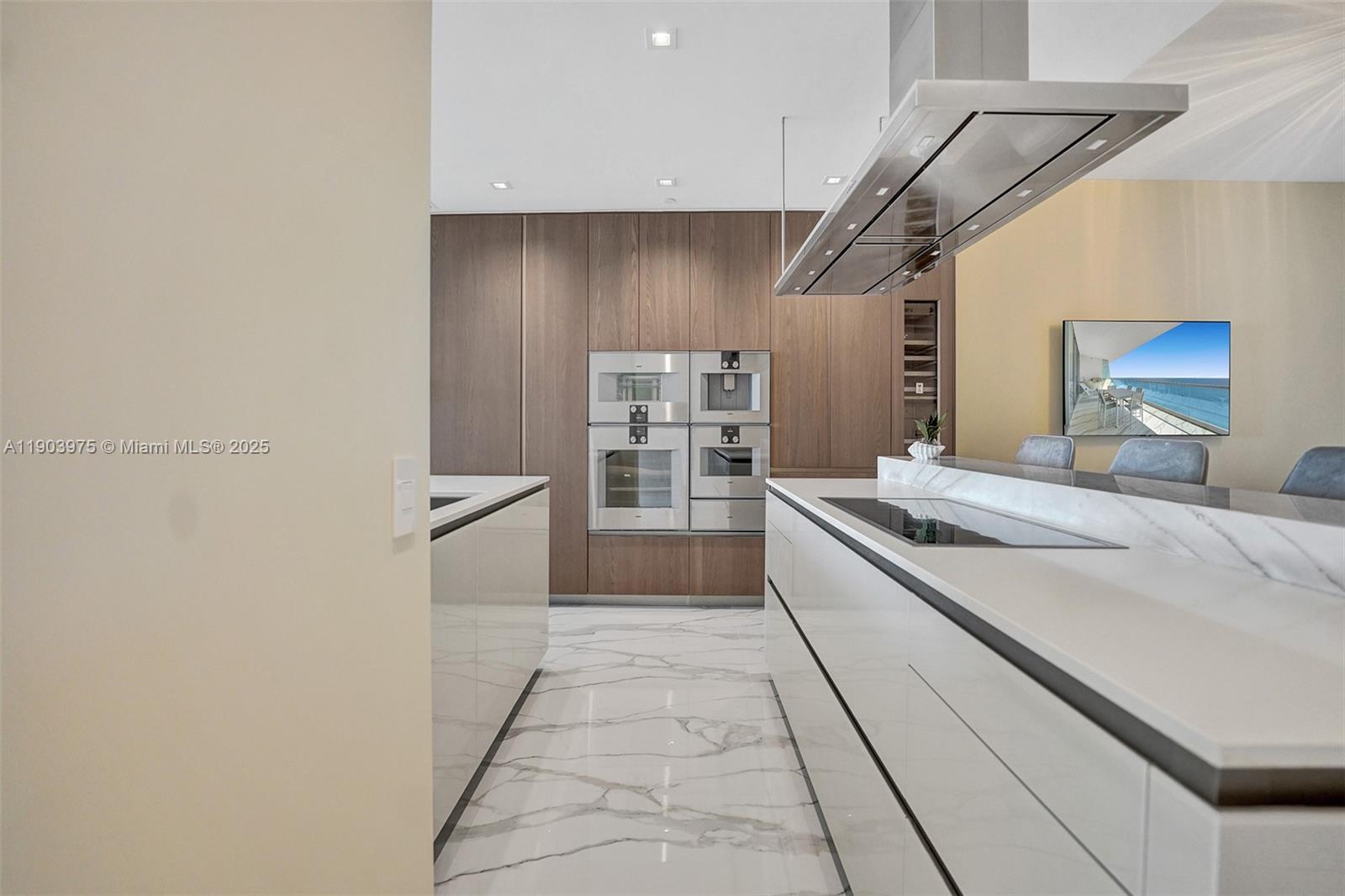 TURNBERRY OCEAN CLUB - Residential