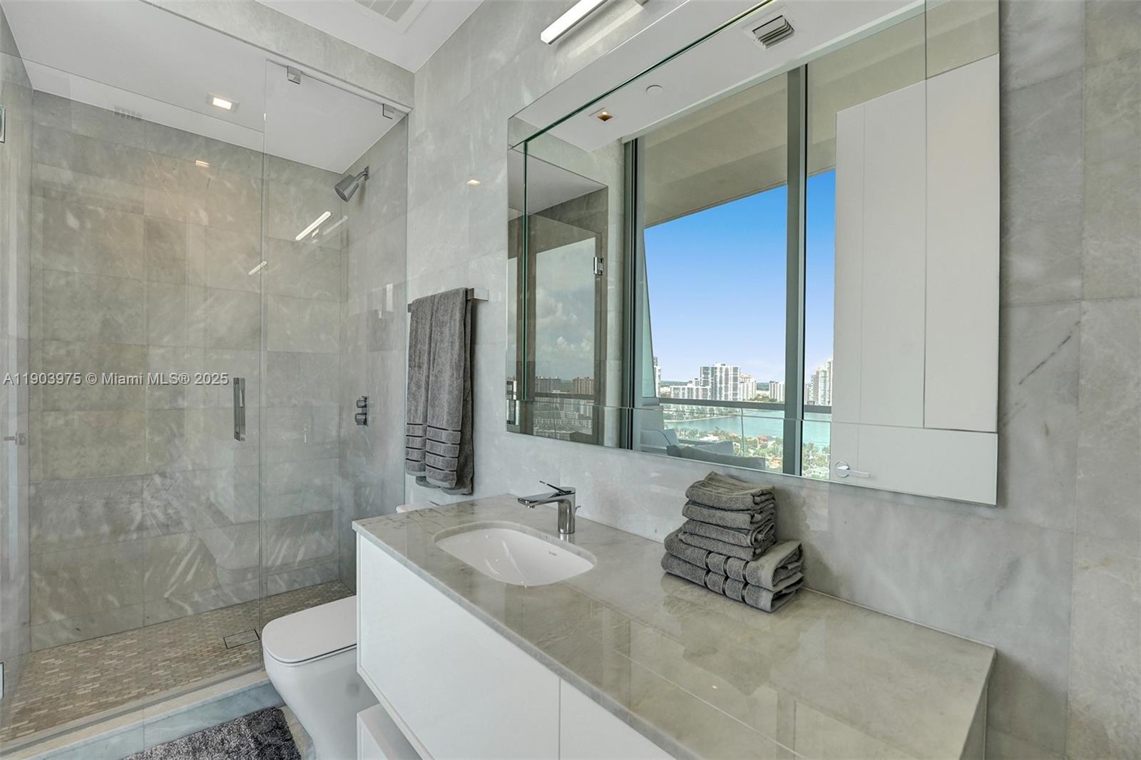 TURNBERRY OCEAN CLUB - Residential