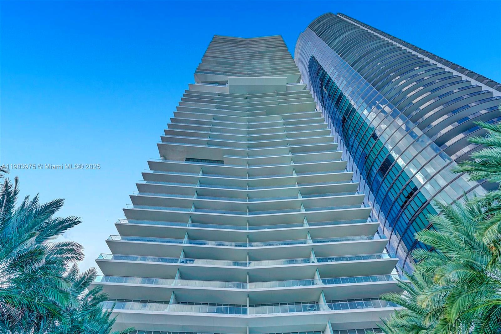 TURNBERRY OCEAN CLUB - Residential