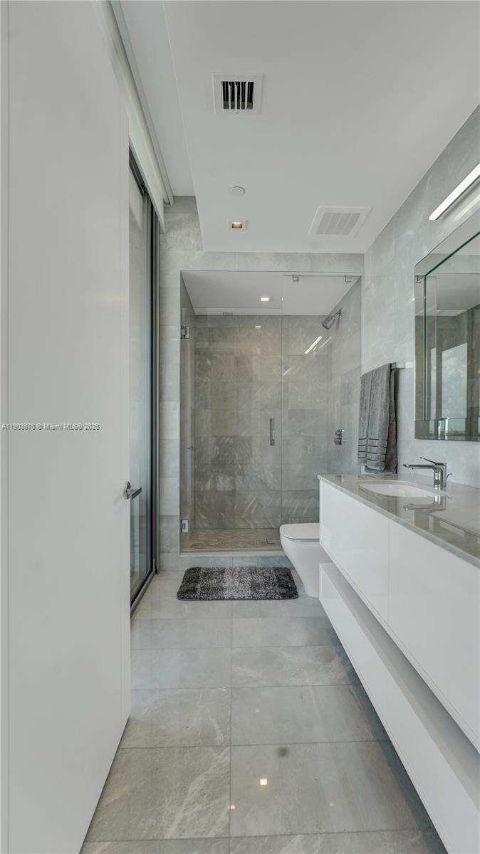 TURNBERRY OCEAN CLUB - Residential