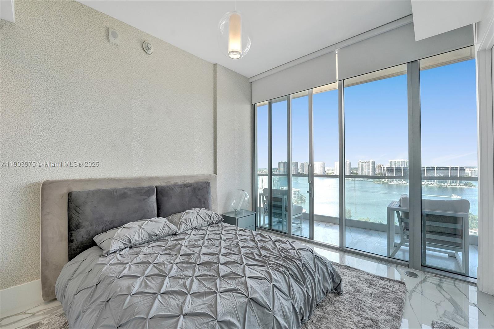TURNBERRY OCEAN CLUB - Residential