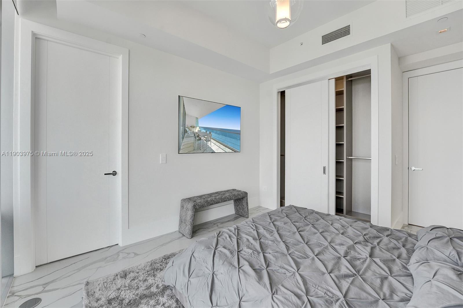 TURNBERRY OCEAN CLUB - Residential
