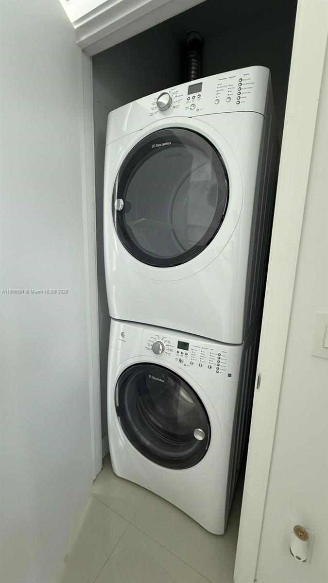 BISCAYNE BEACH CONDO - Residential Lease