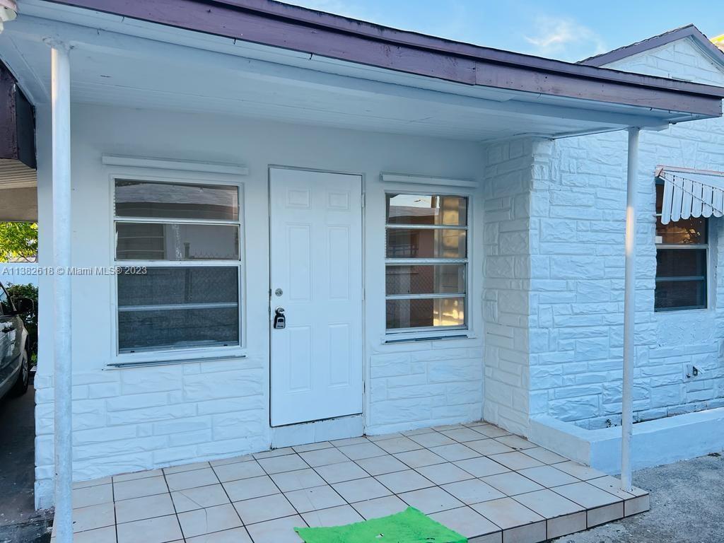 Beautiful 2 bedroom, 2 bathroom, with den that can be used as a third bedroom; stand alone duplex. Centrally located, renovated, and ready for move in.