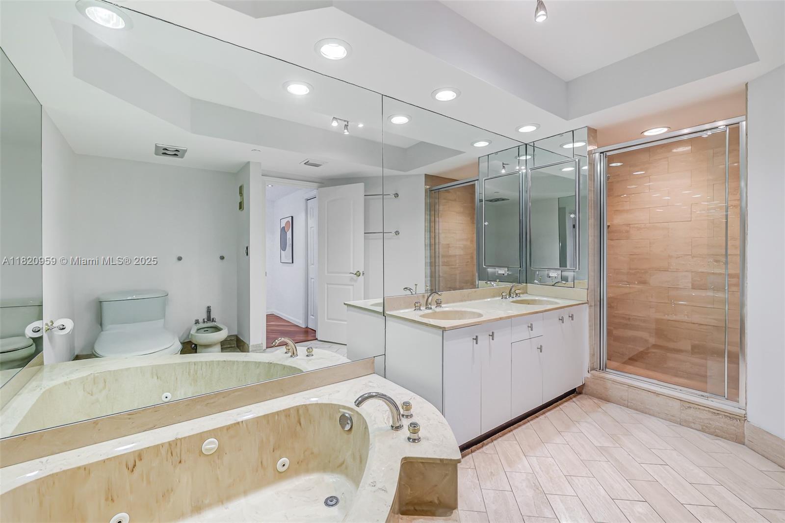 HAMPTONS WEST CONDO - Residential