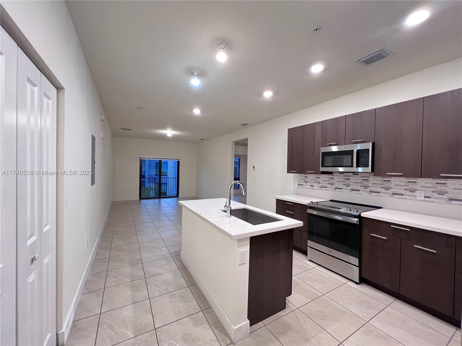DOWNTOWN DORAL SOUTH PHAS - Residential Lease