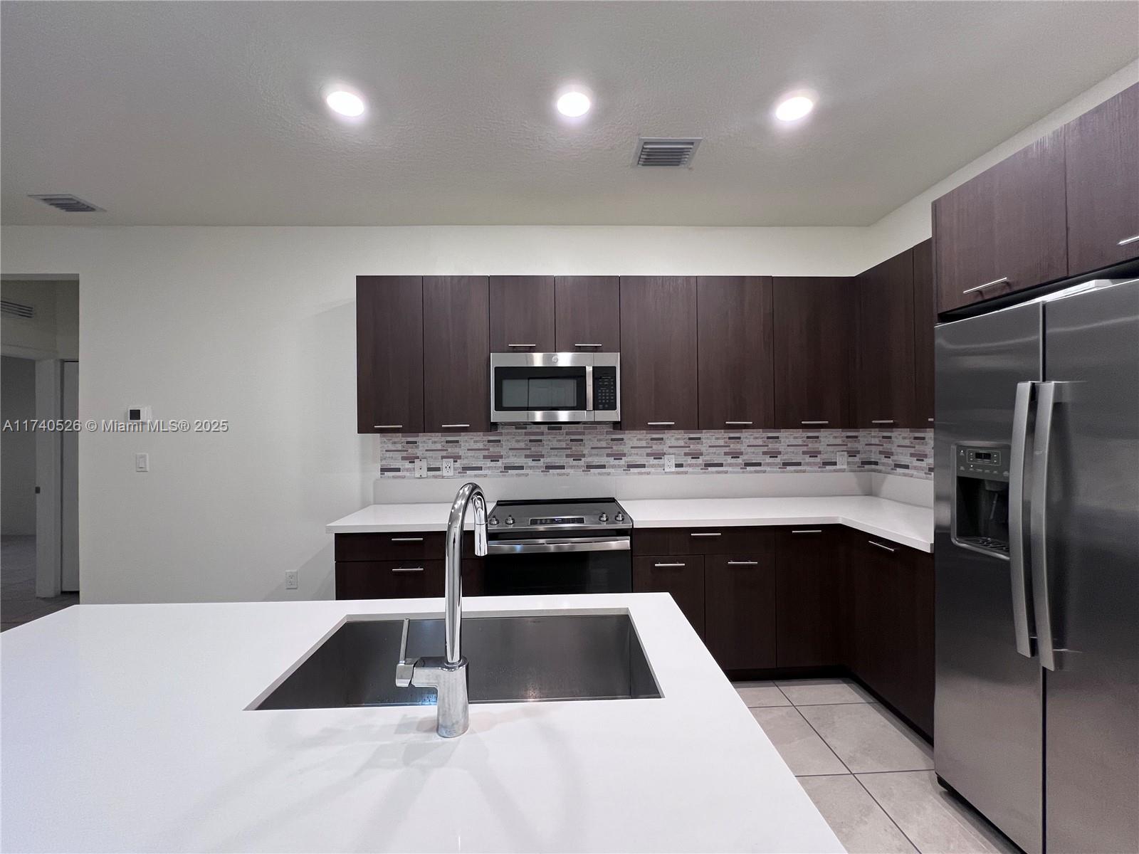 DOWNTOWN DORAL SOUTH PHAS - Residential Lease
