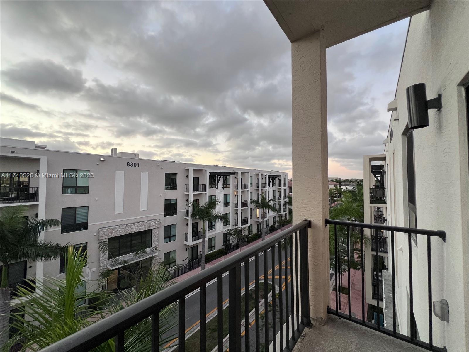 DOWNTOWN DORAL SOUTH PHAS - Residential Lease