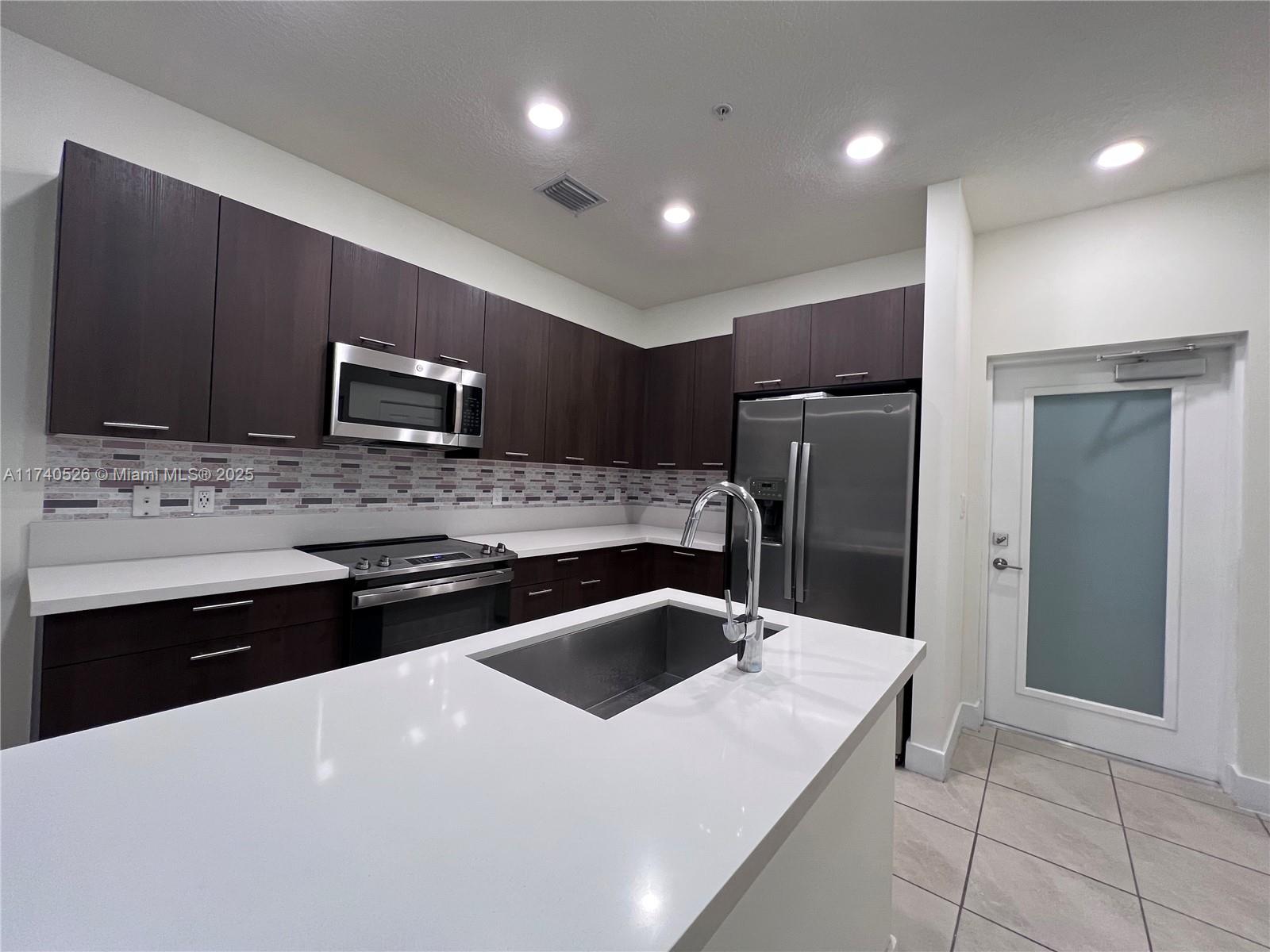 DOWNTOWN DORAL SOUTH PHAS - Residential Lease