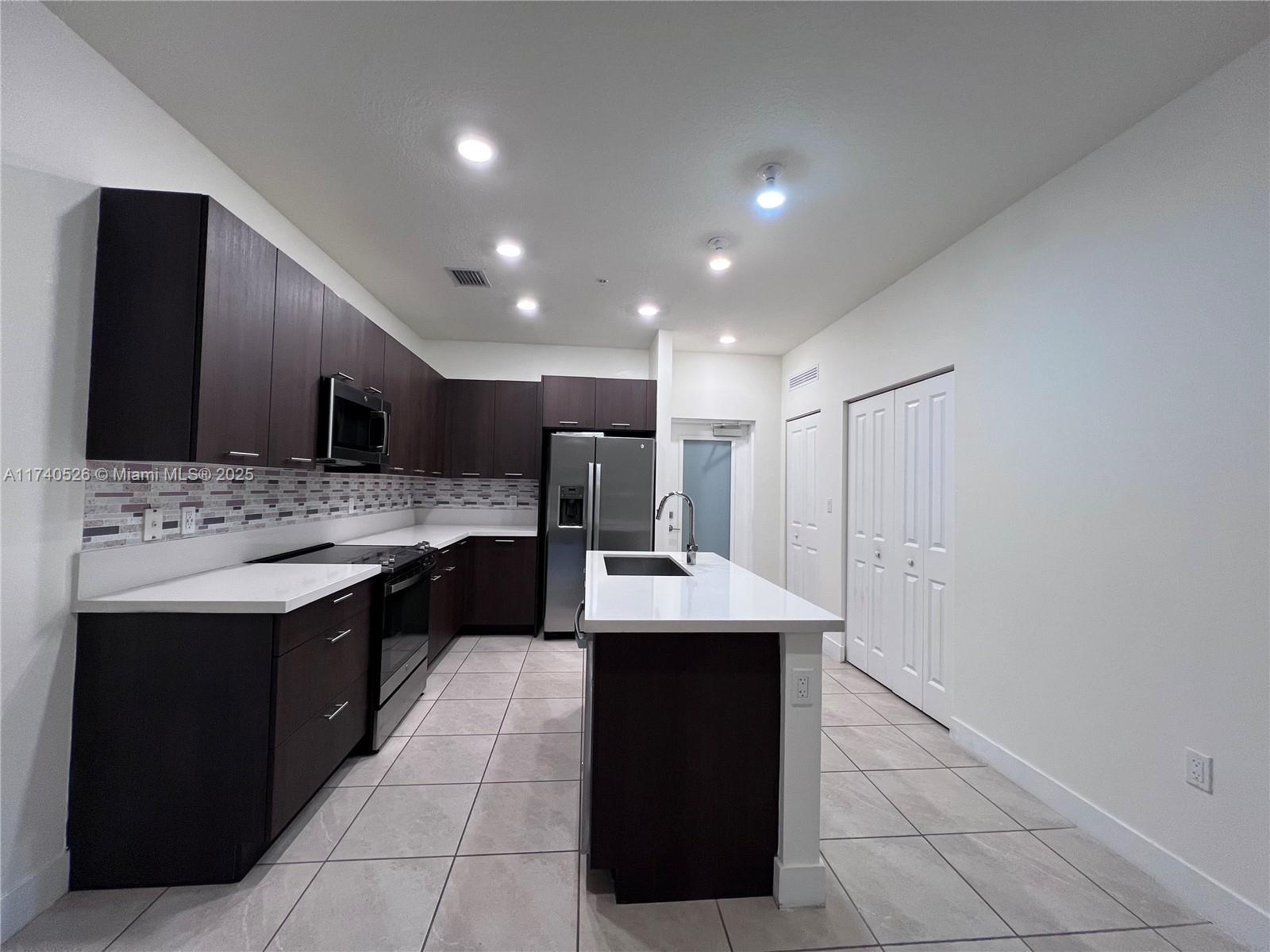 DOWNTOWN DORAL SOUTH PHAS - Residential Lease