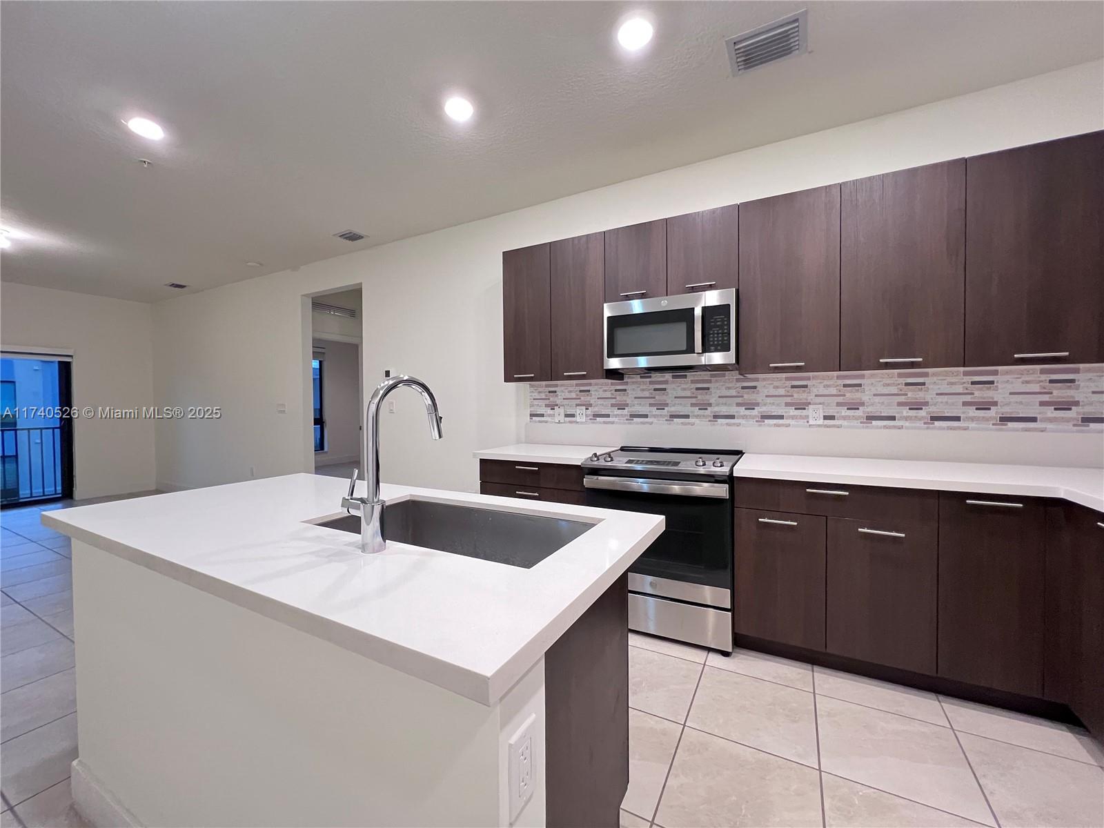 DOWNTOWN DORAL SOUTH PHAS - Residential Lease