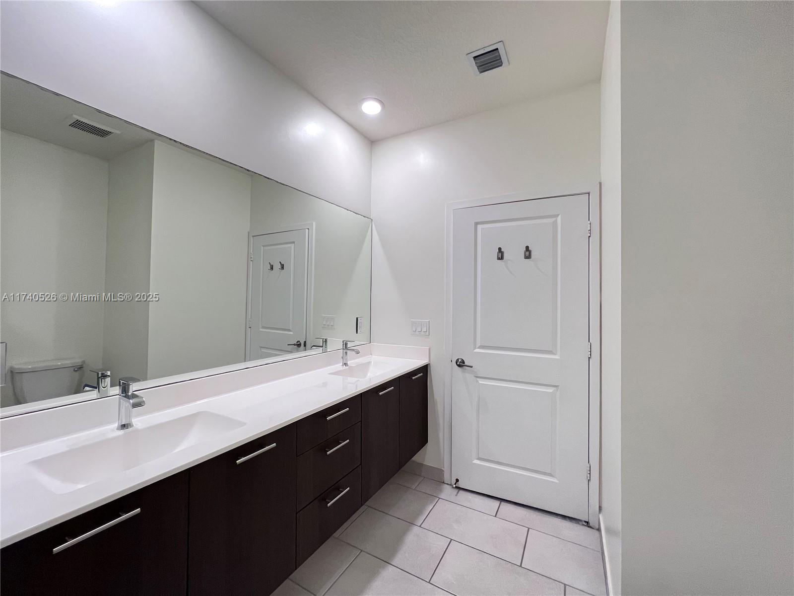 DOWNTOWN DORAL SOUTH PHAS - Residential Lease