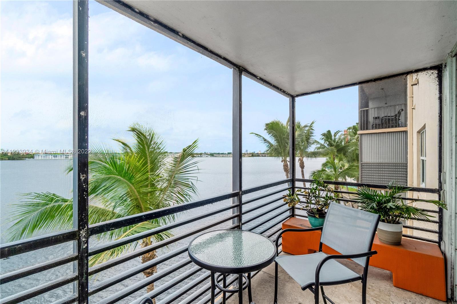 ROYAL BAHAMIAN WEST - Residential
