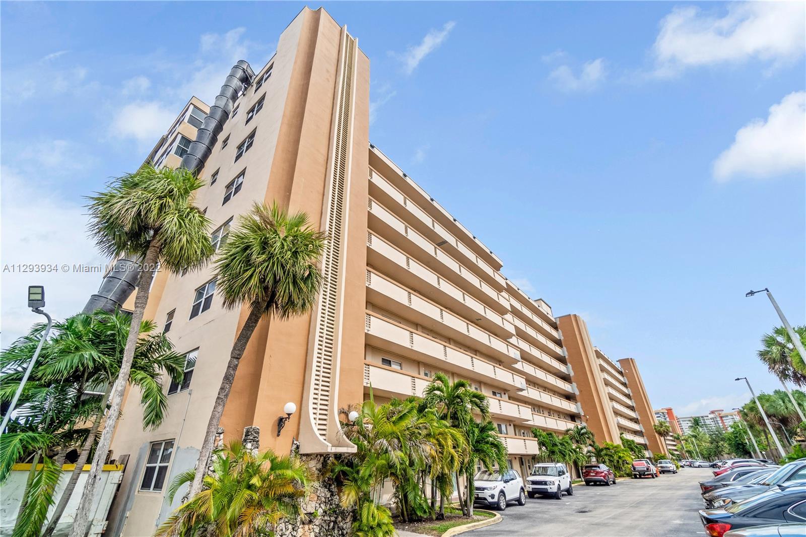 ROYAL BAHAMIAN WEST - Residential