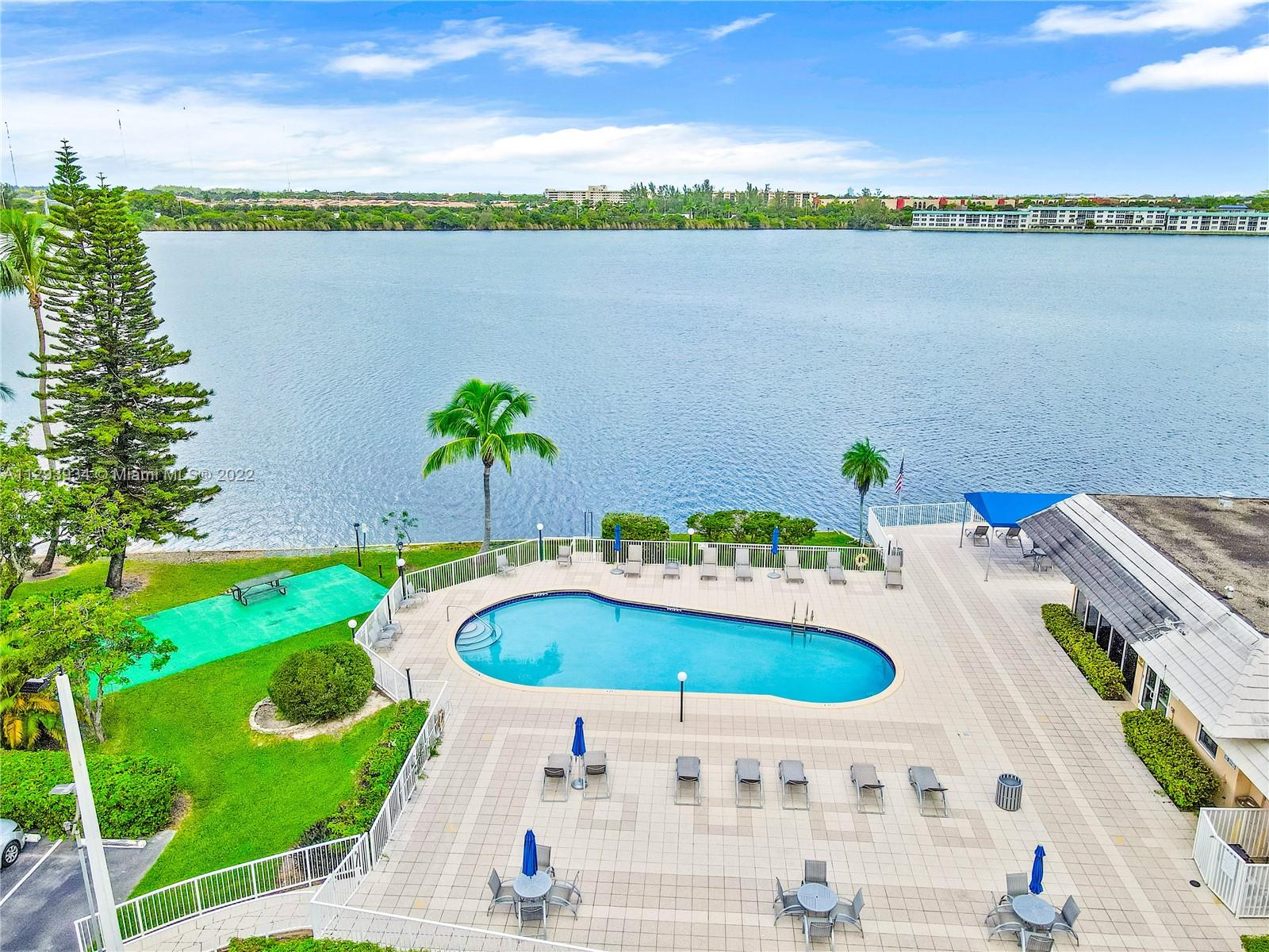 ROYAL BAHAMIAN WEST - Residential