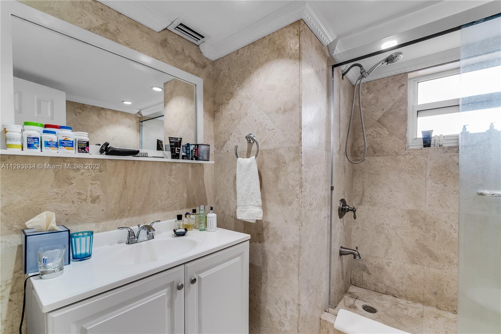 ROYAL BAHAMIAN WEST - Residential