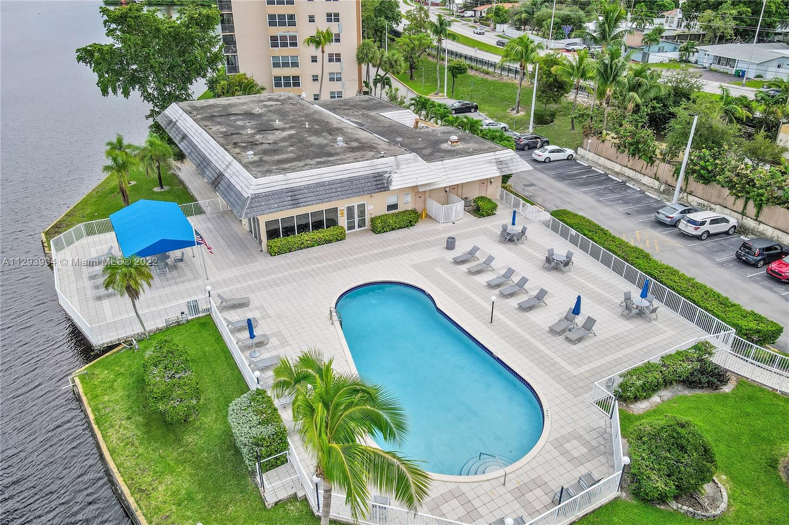 ROYAL BAHAMIAN WEST - Residential
