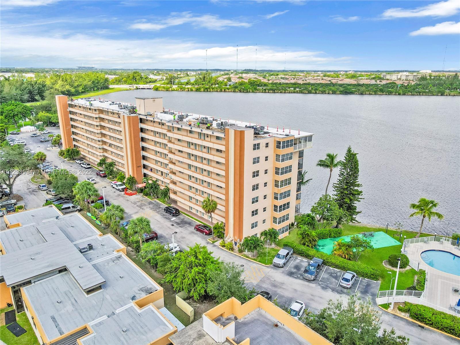 ROYAL BAHAMIAN WEST - Residential