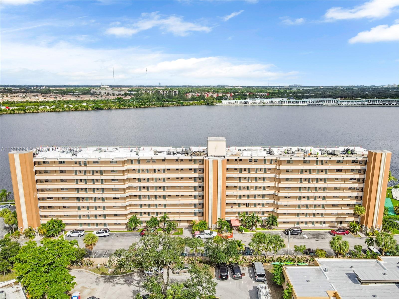 ROYAL BAHAMIAN WEST - Residential