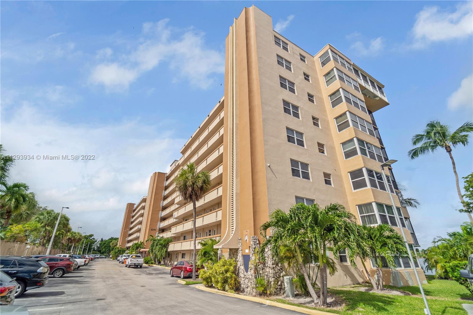 ROYAL BAHAMIAN WEST - Residential
